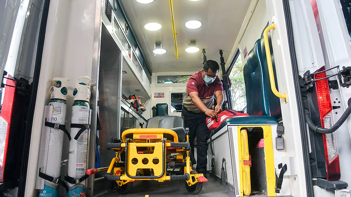 Enfermero en el interior de una ambulancia